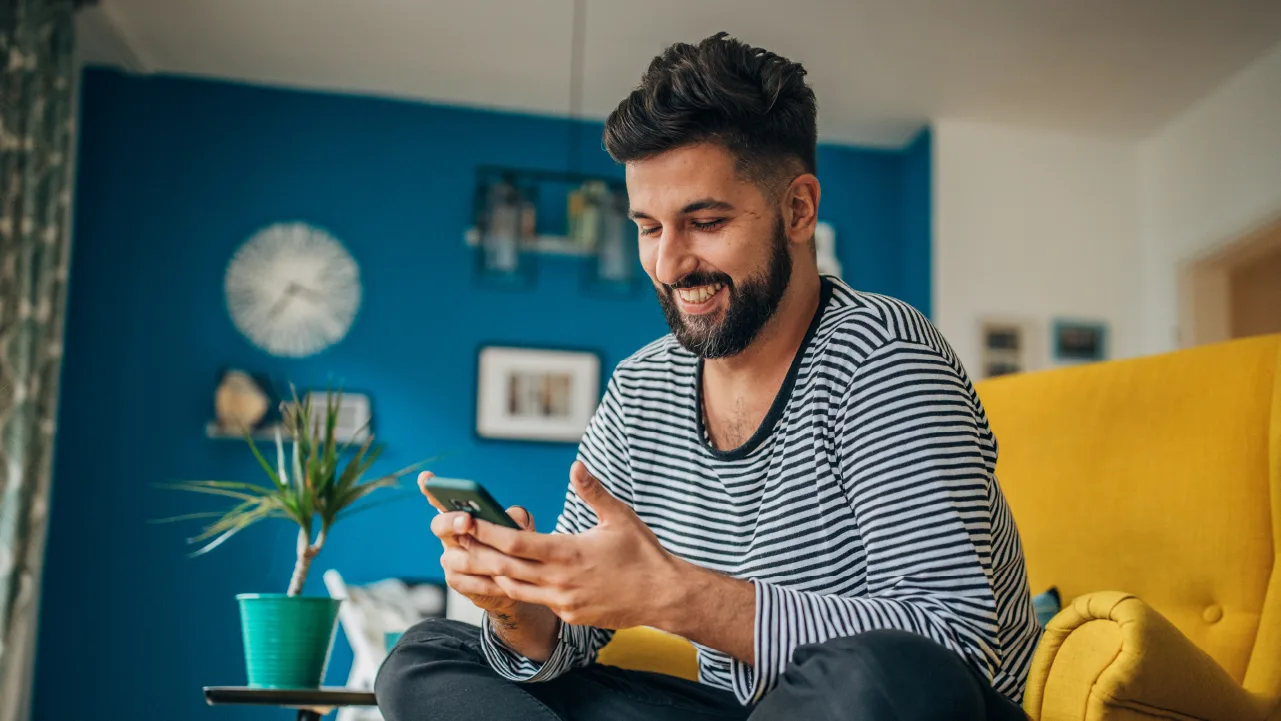 SOC_Money habits to start now to lead to a 2024 financial glow up_V1-R1_1280x720_04.png