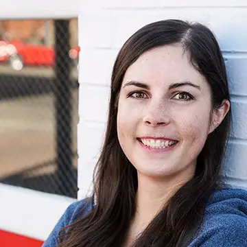 author Lindsay Vansomeren profile photo