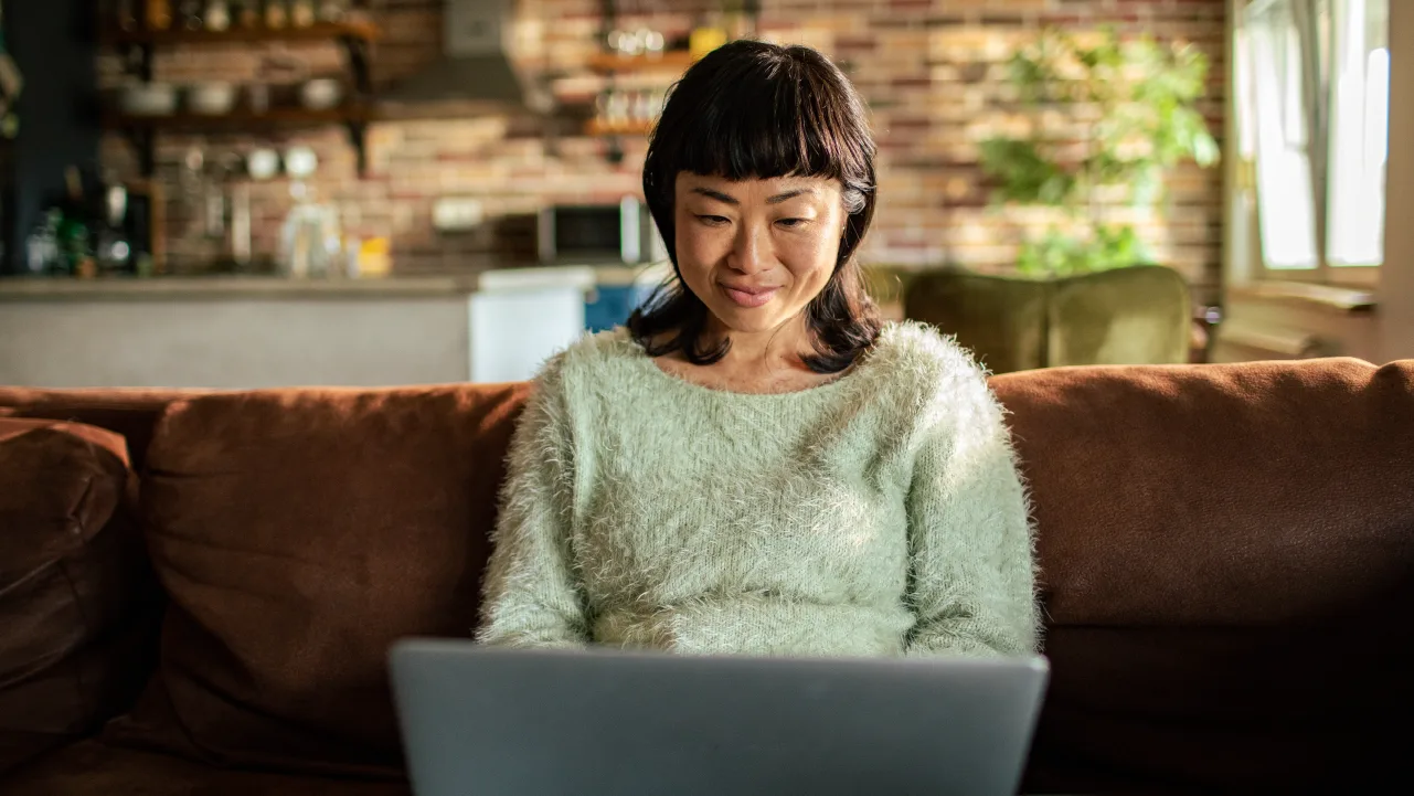 SOC_Money habits to start now to lead to a 2024 financial glow up_V1-R1_1280x720_02.png